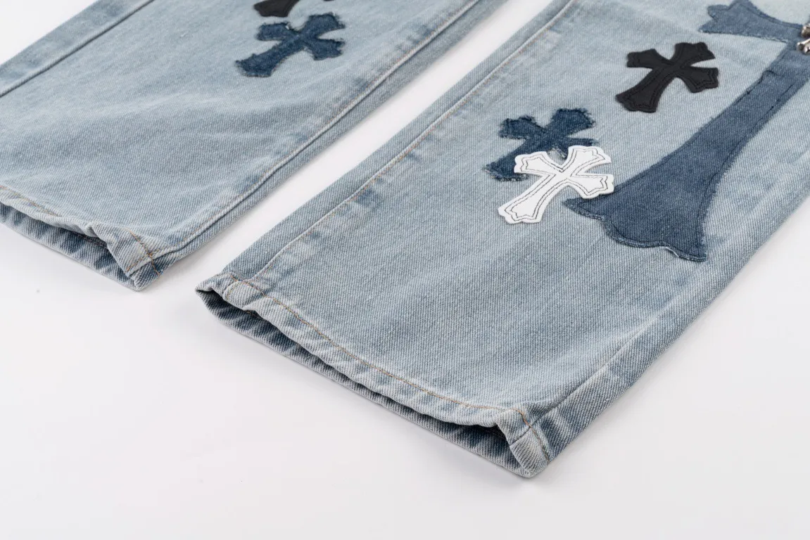 P290 Evergreen model, top version] Chrome Hearts blue jeans, multi-leather label work jeans, ch jeans, all need to be washed before being dismantled and then hand-stitched with sheepskin cross leather and then spliced ​​together. The whole piece has too many craftsmanship to describe. The cabinet price is 12W+ level, patchwork cross flower embellishment, high-waisted washed jeans! ! Absolutely high-end luxury products, 6W+ level god-level items, super popular products, made with top heavy industry, a magic weapon that cannot be missed. About Kroxin This is an extremely luxurious fashion brand, which can also be called the aristocrats of the high street. It has always been an exclusive brand for some hipsters or rich second generation. Compared with ordinary high streets, it is more luxurious and noble. Compared with luxury brands, it has a more fashionable personality and has always been a brand that I have a special liking for. Style number: 1565# Color: blue Size: 28 30 32 34 36